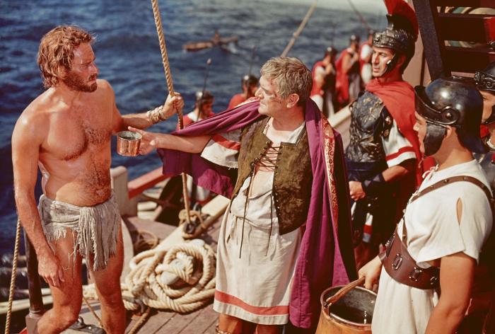 Jack Hawkins در صحنه فیلم سینمایی بن هور به همراه Charlton Heston