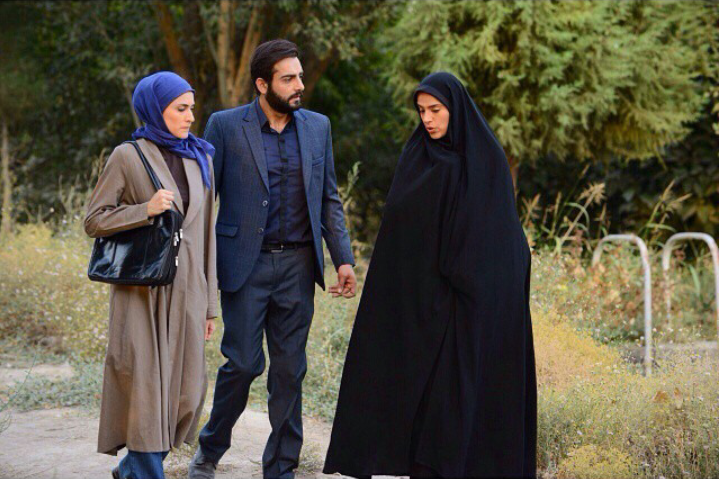 حامد کمیلی در صحنه سریال تلویزیونی پرده‌نشین به همراه ویشکا آسایش و سارا بهرامی