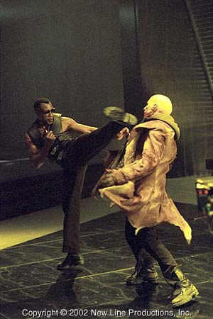 Luke Goss در صحنه فیلم سینمایی تیغ ۲ به همراه وسلی اسنایپس