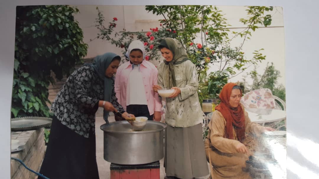 تصویری از سارا میرکمالی، بازیگر سینما و تلویزیون در حال بازیگری سر صحنه یکی از آثارش