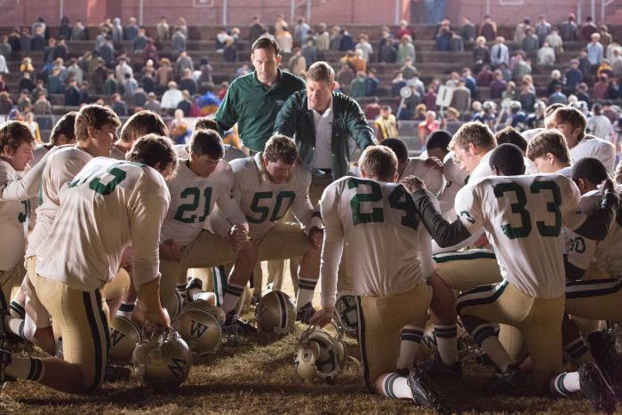 Nic Bishop در صحنه فیلم سینمایی Woodlawn به همراه Kevin Sizemore