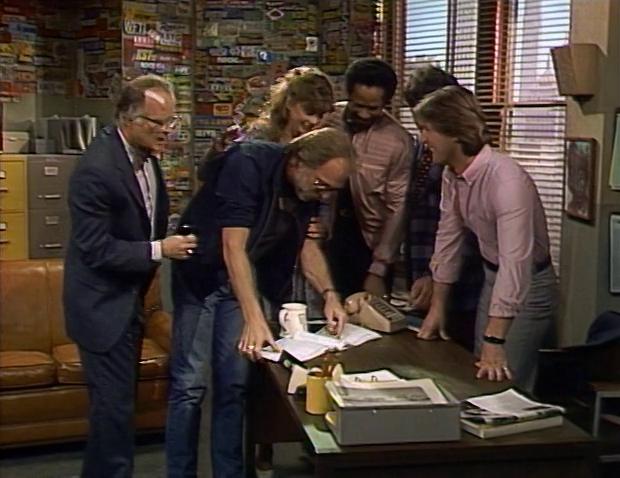  سریال تلویزیونی WKRP in Cincinnati با حضور Howard Hesseman، Richard Sanders، Frank Bonner، Gary Sandy، Tim Reid و Jan Smithers