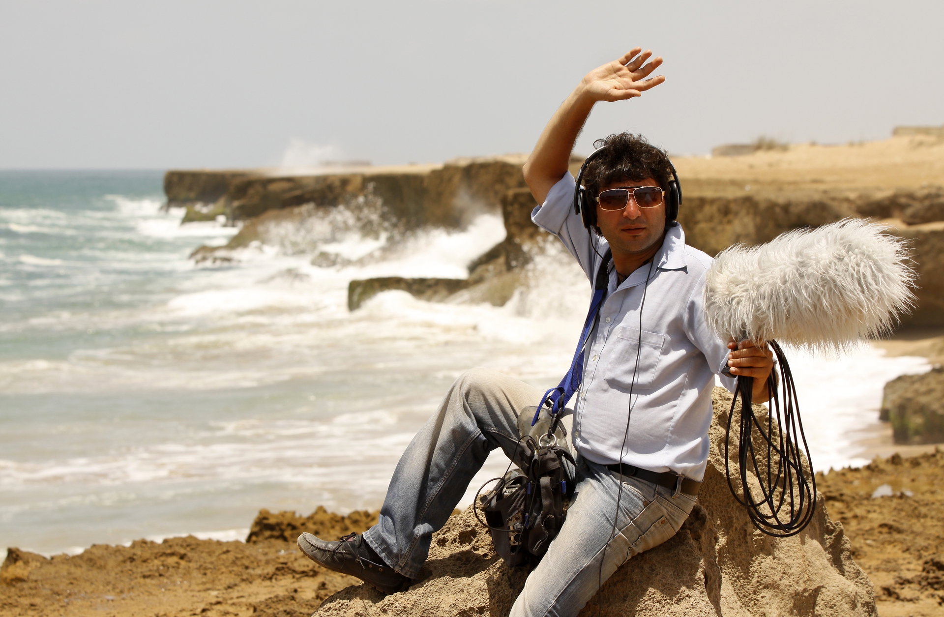 تصویری از احسان صابریان، صدابردار سینما و تلویزیون در حال بازیگری سر صحنه یکی از آثارش