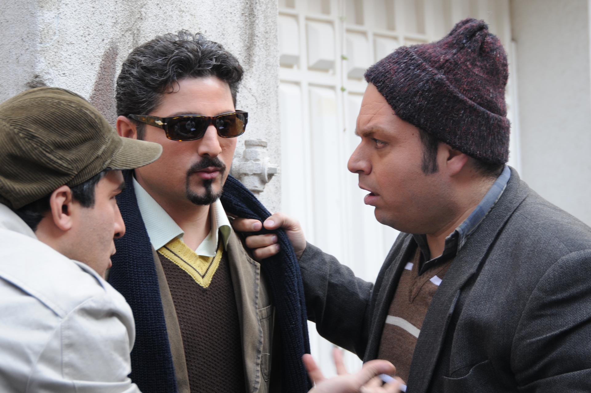 تصویری از مانی خرمشاهی، دستیار صحنه و بازیگر سینما و تلویزیون در حال بازیگری سر صحنه یکی از آثارش