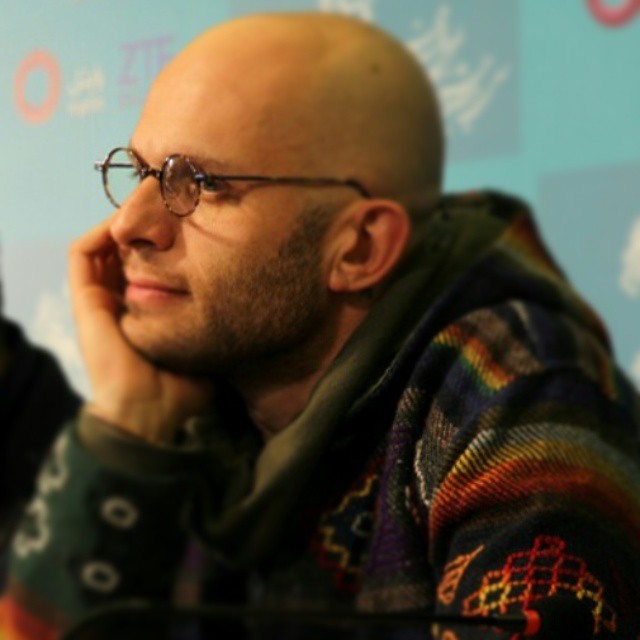 تصویری از بابک حمیدیان، بازیگر و تهیه کننده سینما و تلویزیون در حال بازیگری سر صحنه یکی از آثارش