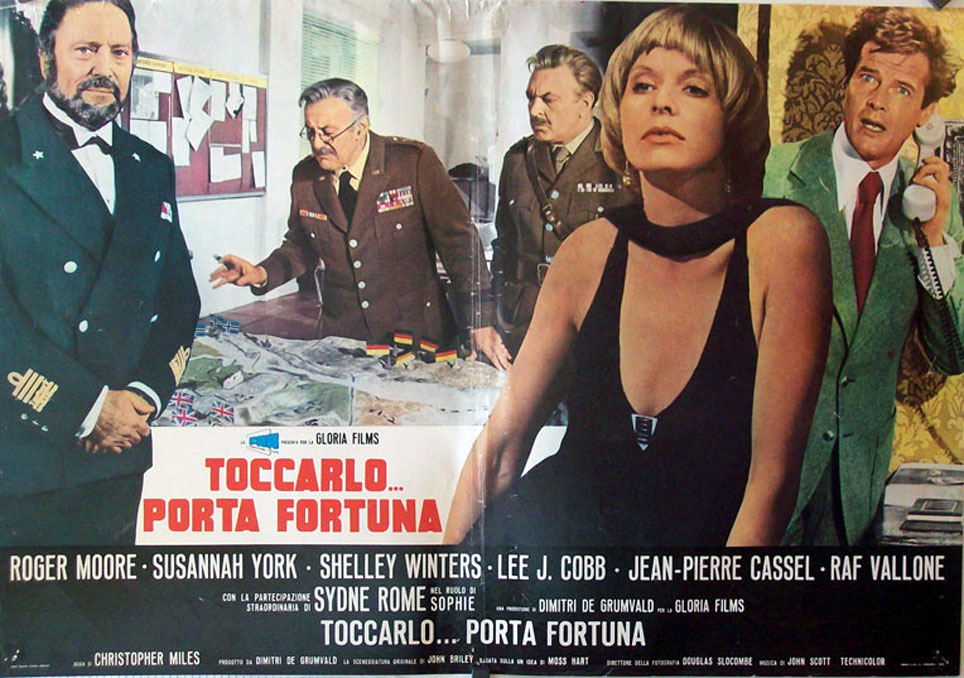 لی جی. کاب در صحنه فیلم سینمایی That Lucky Touch به همراه Raf Vallone، Susannah York، Donald Sinden و Roger Moore