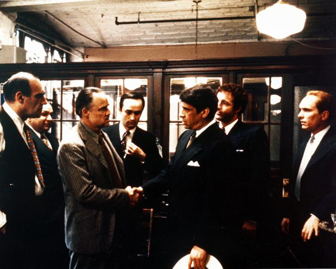 ریچارد اس. کاستلانو در صحنه فیلم سینمایی پدرخوانده به همراه مارلون براندو، جیمز کان، رابرت دووال، آل لتیری، ایب ویگودا و جان کازال