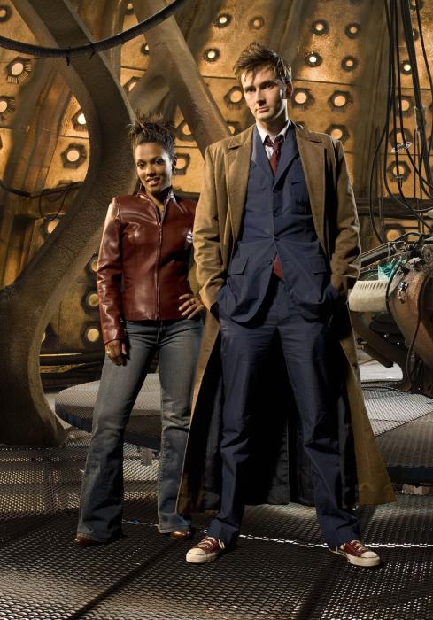 Freema Agyeman در صحنه سریال تلویزیونی Doctor Who به همراه دیوید تننت