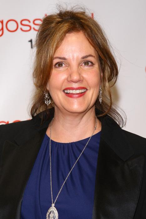 مارگارت کالین در صحنه سریال تلویزیونی دختر شایعه ساز