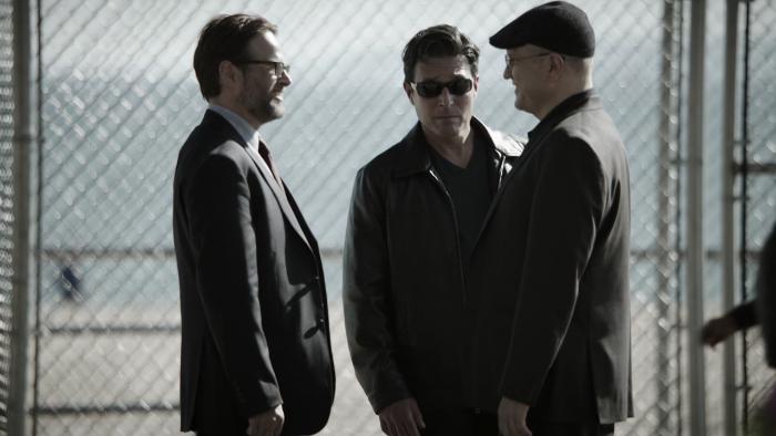 David Valcin در صحنه سریال تلویزیونی مظنون به همراه جیمز لوگرو و Enrico Colantoni