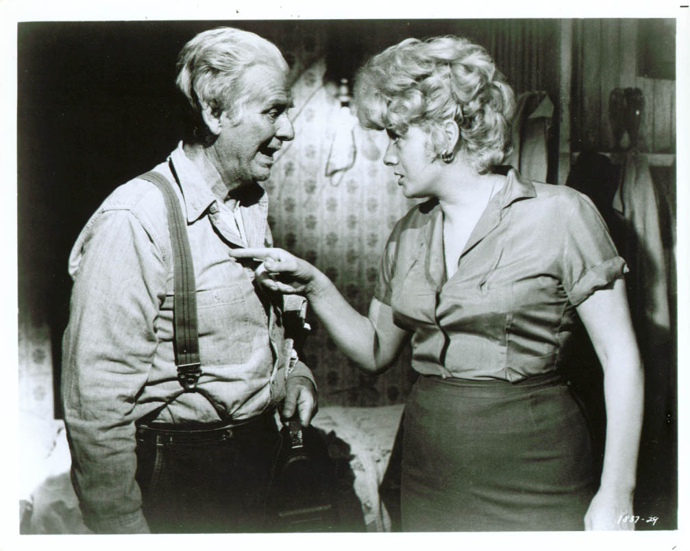 Wallace Ford در صحنه فیلم سینمایی A Patch of Blue به همراه Shelley Winters