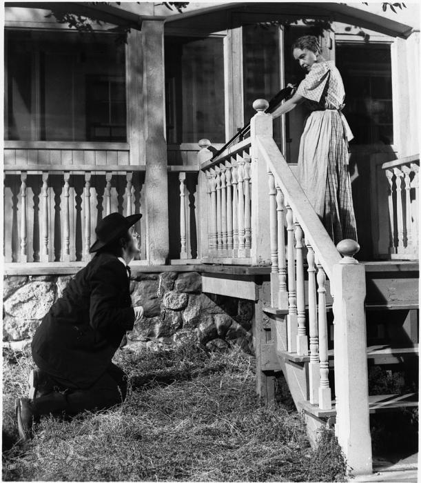 رابرت میچام در صحنه فیلم سینمایی شب شکارچی به همراه Lillian Gish