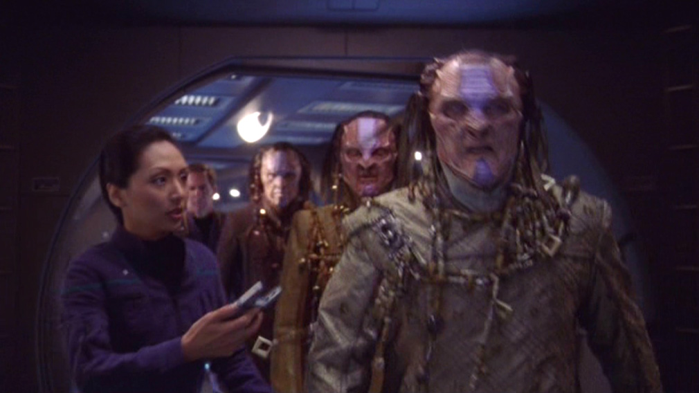 Linda Park در صحنه سریال تلویزیونی Star Trek: Enterprise به همراه Vaughn Armstrong