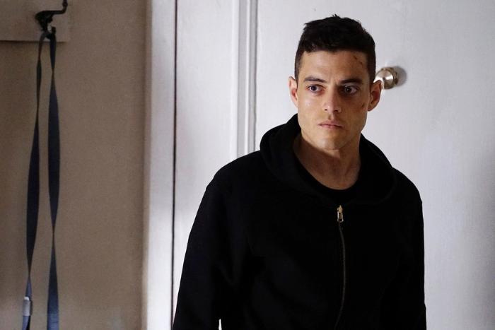 Rami Malek در صحنه سریال تلویزیونی آقای ربات