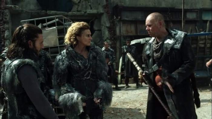 Brenda Strong در صحنه سریال تلویزیونی 100 به همراه Zach McGowan