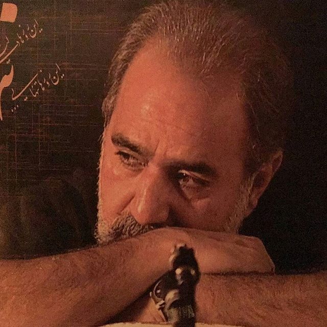 تصویری از پرویز پرستویی، بازیگر و تهیه کننده سینما و تلویزیون در حال بازیگری سر صحنه یکی از آثارش