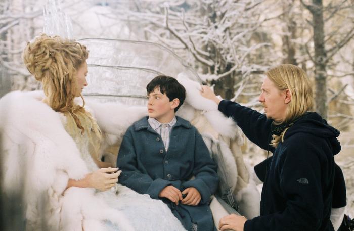 اندرو آدامسون در صحنه فیلم سینمایی سرگذشت نارنیا: شیر، کمد و جادوگر به همراه تیلدا سوئینتن و اسکندر کینس