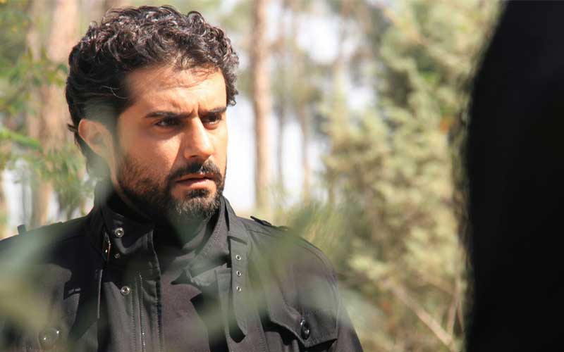 تصویری از وحید رهبانی، بازیگر و کارگردان سینما و تلویزیون در حال بازیگری سر صحنه یکی از آثارش