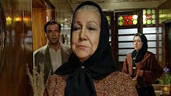 عبدالرضا اکبری در صحنه سریال تلویزیونی تولدی دیگر به همراه جمیله شیخی و فریبا متخصص