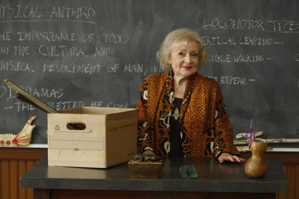 Betty White در صحنه سریال تلویزیونی Community