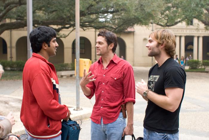 Jay Chandrasekhar در صحنه فیلم سینمایی دوک های هازارد به همراه Seann William Scott و Johnny Knoxville