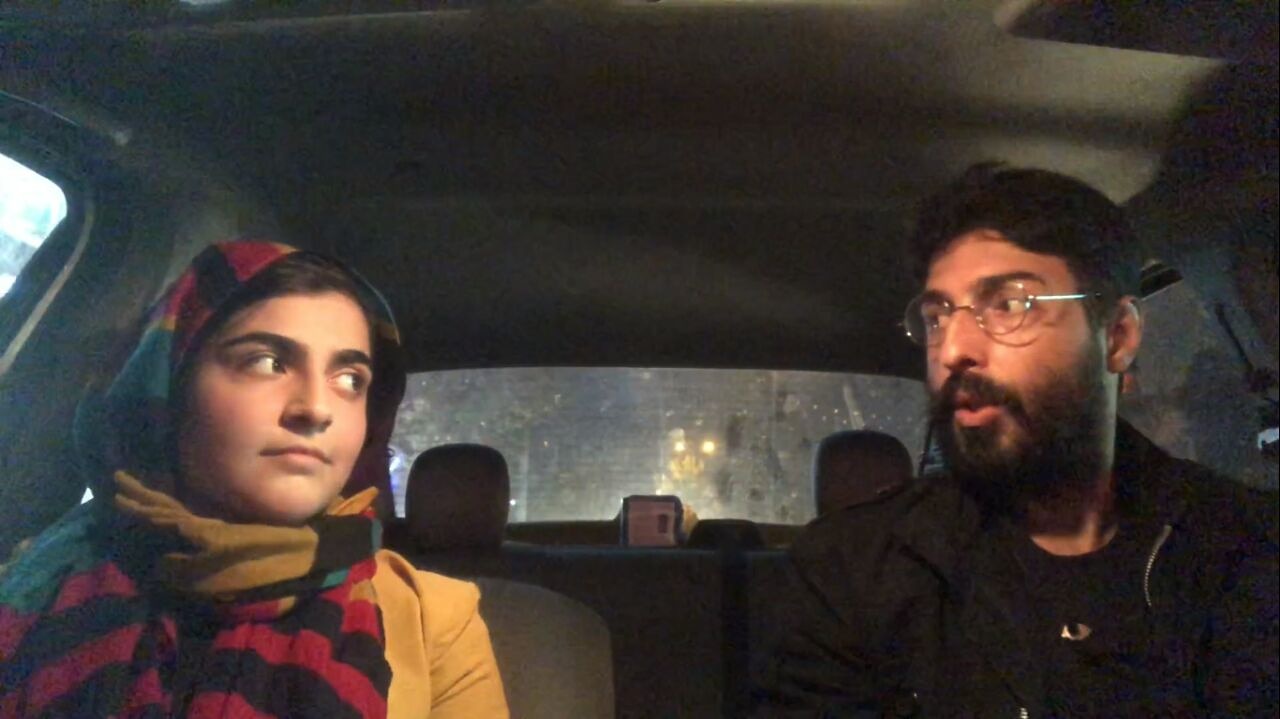 تصویری از مهدی مهری سینما و تلویزیون در حال بازیگری سر صحنه یکی از آثارش