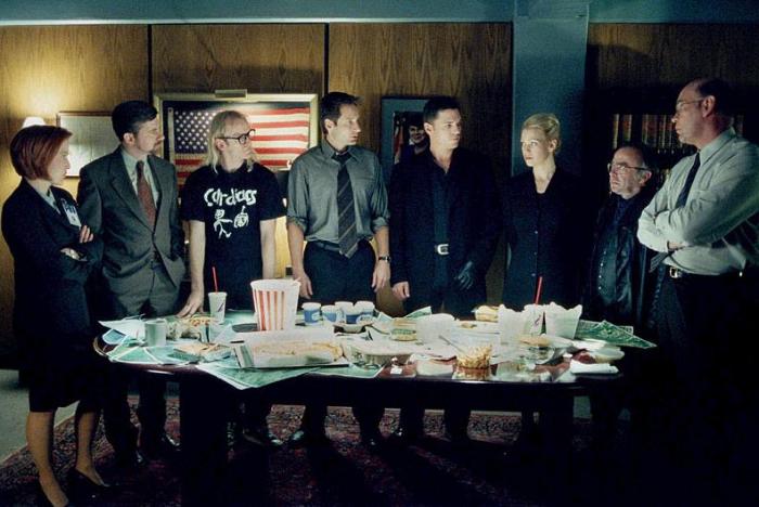 Laurie Holden در صحنه سریال تلویزیونی پرونده های ایکس به همراه Dean Haglund، Bruce Harwood، جیلین اندرسون، Nicholas Lea، Mitch Pileggi و دیوید دوکاونی