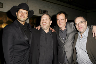Harvey Weinstein در صحنه فیلم سینمایی گرایندهاوس به همراه کوئنتین تارانتینو، Robert Rodriguez و Bob Weinstein