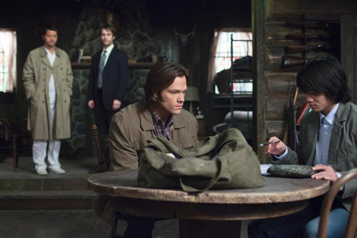 Osric Chau در صحنه سریال تلویزیونی ماوراء  طبیعی به همراه Jensen Ackles و Jared Padalecki