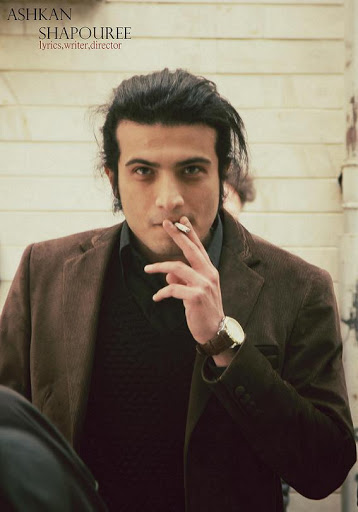 تصویری از اشکان شاپوری، نویسنده و کارگردان سینما و تلویزیون در حال بازیگری سر صحنه یکی از آثارش