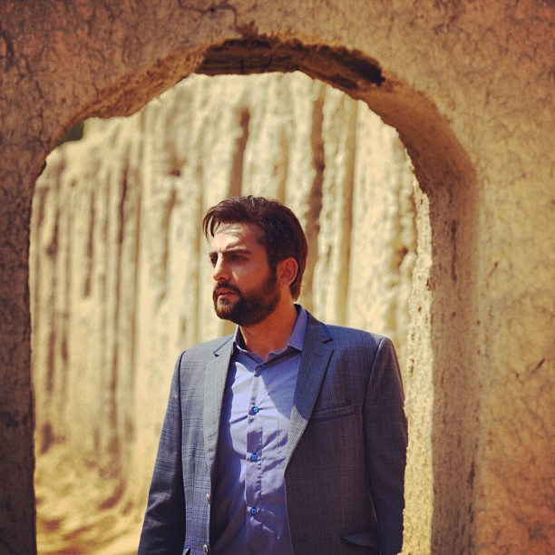 تصویری از حامد کمیلی، بازیگر سینما و تلویزیون در حال بازیگری سر صحنه یکی از آثارش