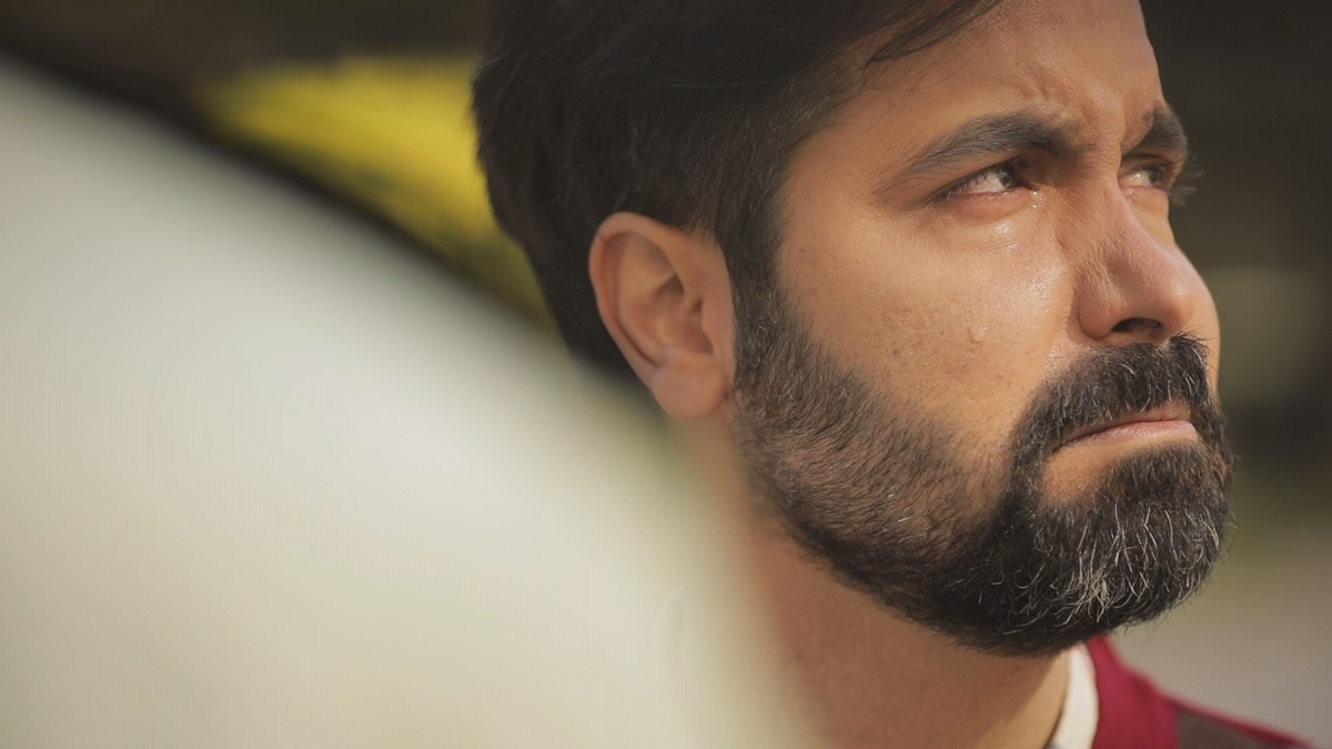 تصویری از بهروز محمدی، بازیگر و انتخاب بازیگر سینما و تلویزیون در حال بازیگری سر صحنه یکی از آثارش