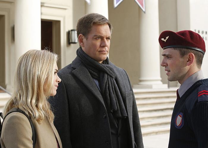 Robert Adamson در صحنه سریال تلویزیونی ان سی آی اس: سرویس تحقیقات جنایی نیروی دریایی به همراه Michael Weatherly و Emily Wickersham
