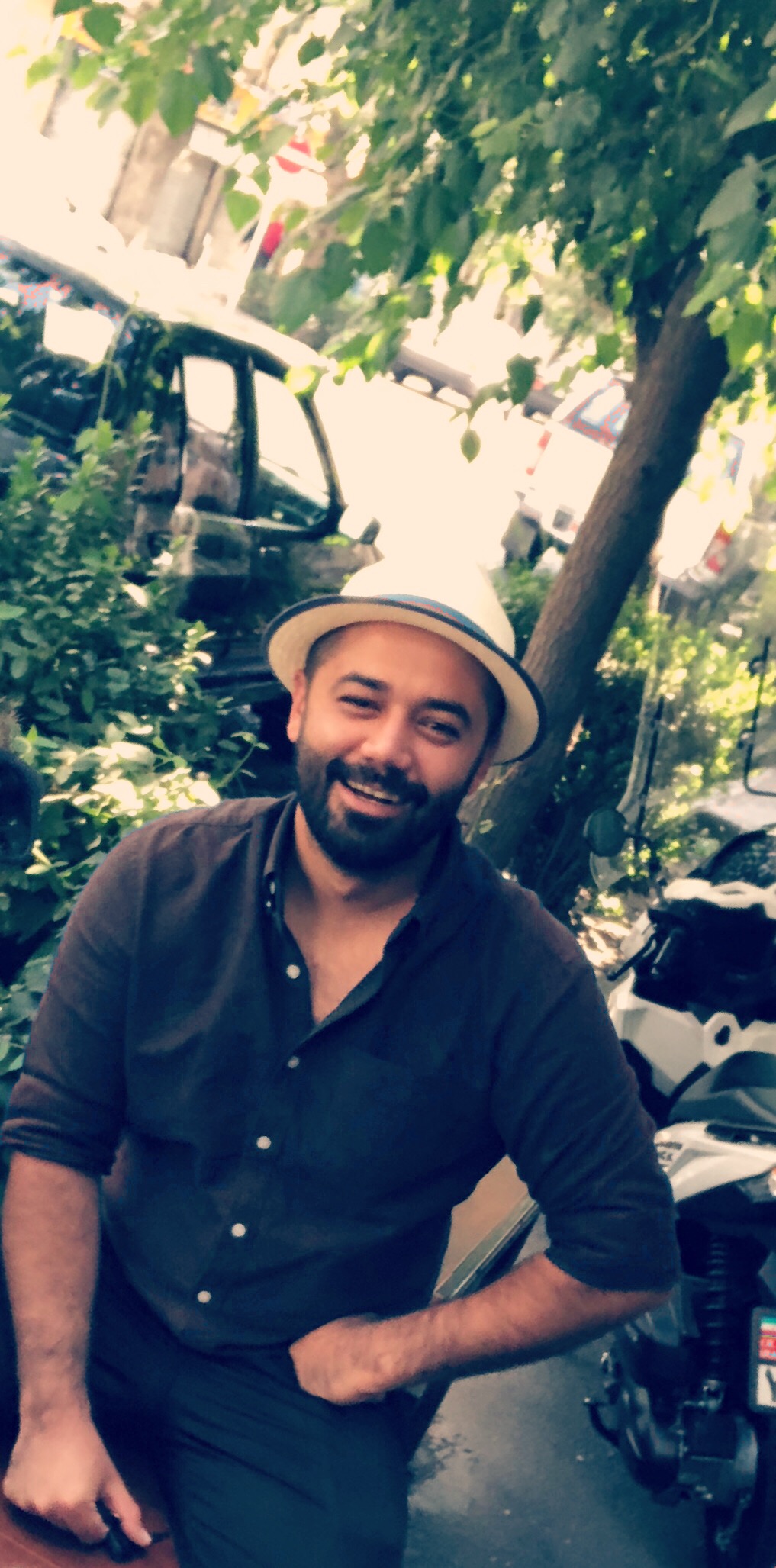 تصویری از ناصر معماریان، بازیگر و تهیه کننده سینما و تلویزیون در حال بازیگری سر صحنه یکی از آثارش