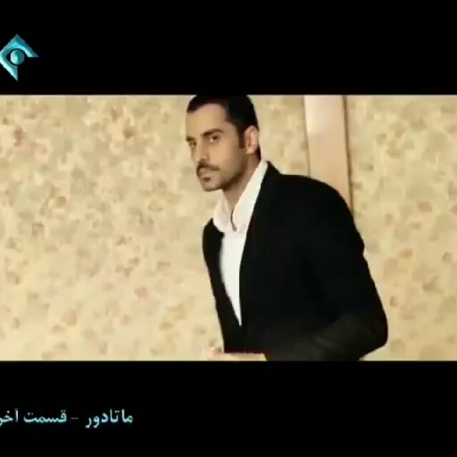 تصویری از پولاد کیمیایی، بازیگر و کارگردان سینما و تلویزیون در حال بازیگری سر صحنه یکی از آثارش