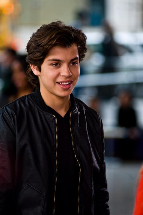 Jake T. Austin در صحنه فیلم سینمایی شب سال نو