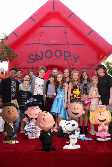 Noah Schnapp در صحنه فیلم سینمایی Snoopy and Charlie Brown: The Peanuts Movie به همراه Hadley Belle Miller، A.J. Tecce، Venus Schultheis و Francesca Capaldi