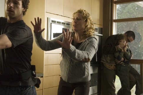 Kett Turton در صحنه فیلم سینمایی دیوار آتشین به همراه ویرجینیا مادسن و Vince Vieluf