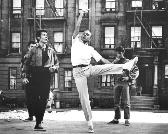 Jerome Robbins در صحنه فیلم سینمایی داستان وست ساید به همراه George Chakiris