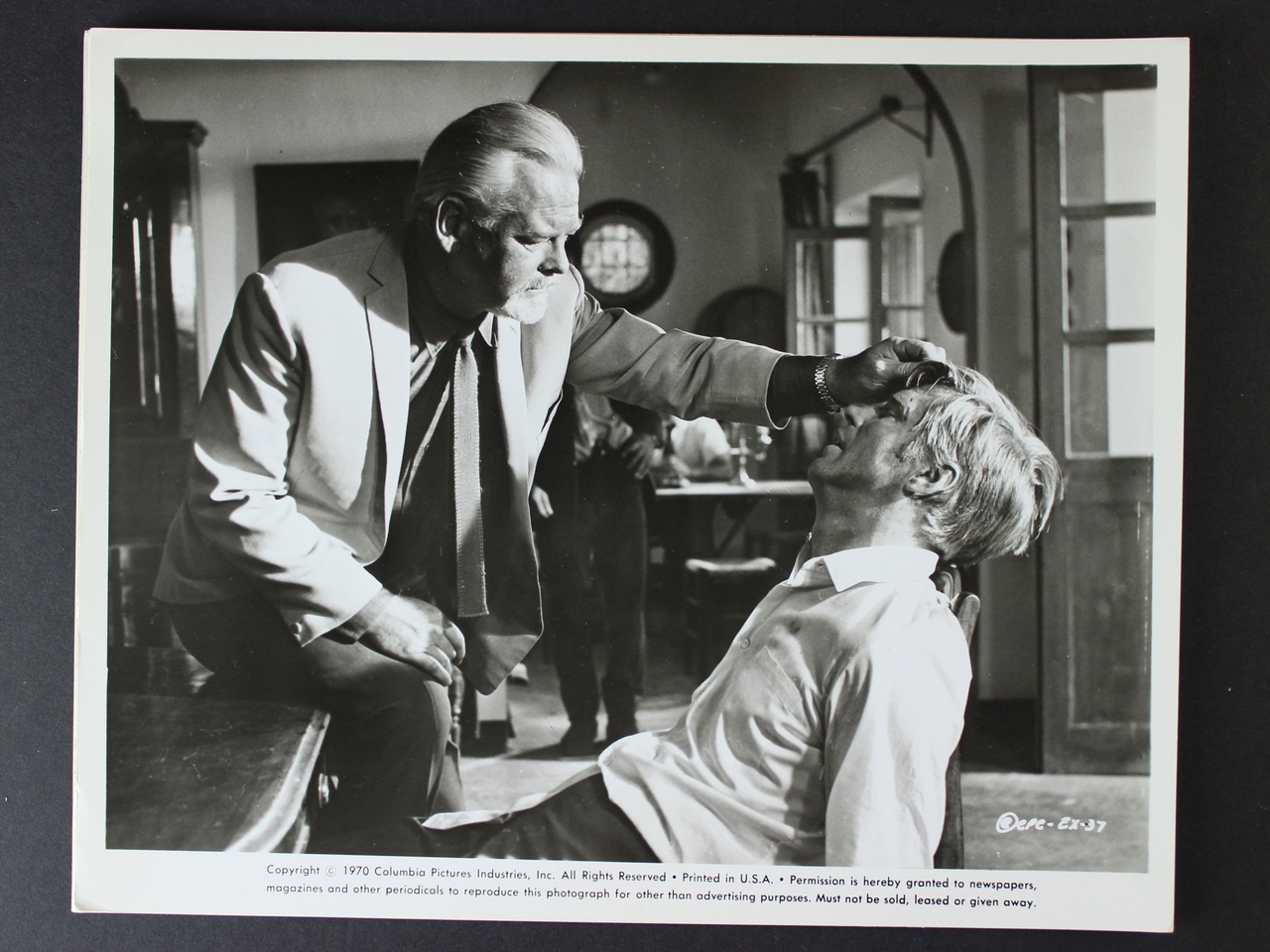 George Peppard در صحنه فیلم سینمایی The Executioner به همراه Charles Gray