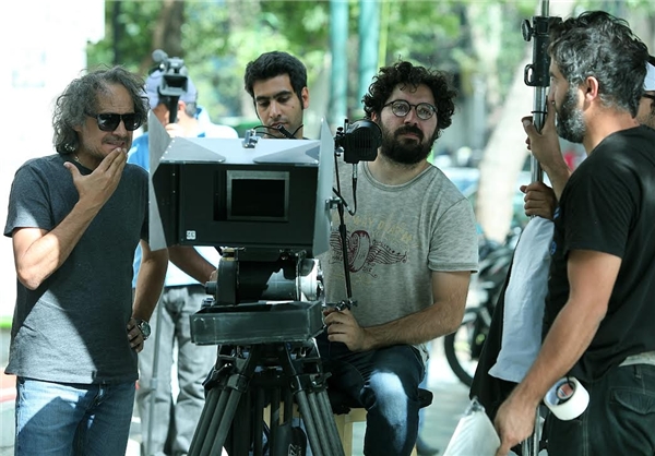 هومن بهمنش در پشت صحنه فیلم سینمایی مالاریا به همراه پرویز شهبازی