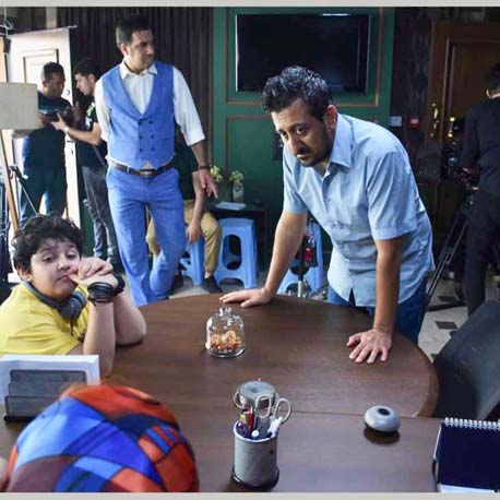 محمد نادری در پشت صحنه فیلم سینمایی پاستاریونی به همراه سامیار محمدی و سهیل موفق