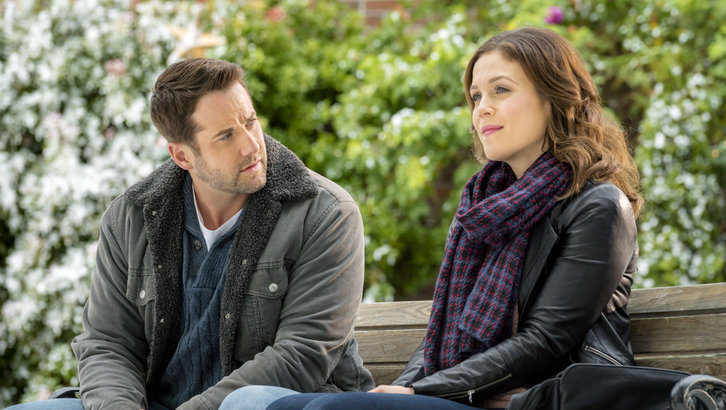 Erin Krakow در صحنه فیلم سینمایی Finding Father Christmas به همراه Niall Matter