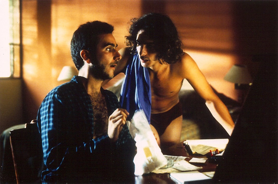 Giovanni Ciccia در صحنه فیلم سینمایی Don't Tell Anyone به همراه Santiago Magill