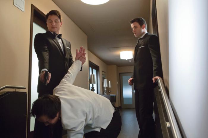 کالین دونل در صحنه سریال تلویزیونی پیکان به همراه جان بارومن