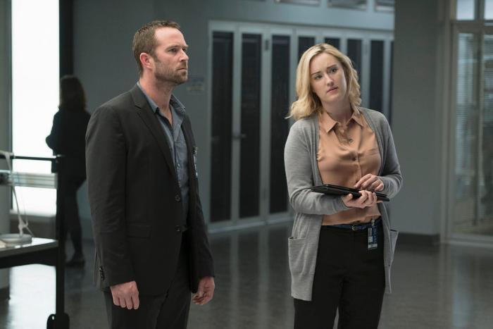 Ashley Johnson در صحنه سریال تلویزیونی نقطه کور به همراه Sullivan Stapleton