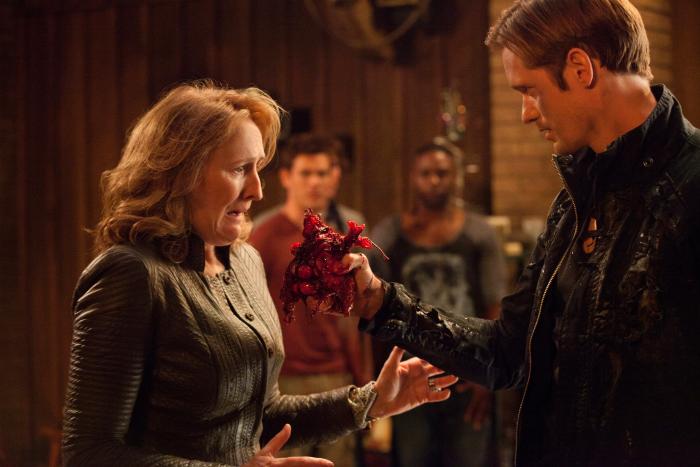 فیونا شاو در صحنه سریال تلویزیونی خون حقیقی به همراه الکساندر اسکارشگرد