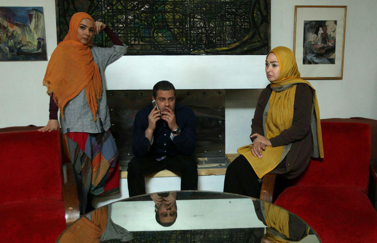 الهام حمیدی در صحنه سریال تلویزیونی روزهای بی‌قراری به همراه پژمان بازغی و سارا نازپرور صوفیانی