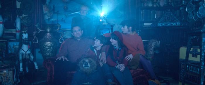 Samuel Joslin در صحنه فیلم سینمایی پدینگتون به همراه Hugh Bonneville، Sally Hawkins و جیمز برودبنت
