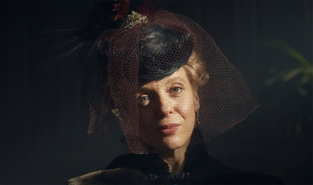 Amanda Abbington در صحنه فیلم سینمایی شرلوک